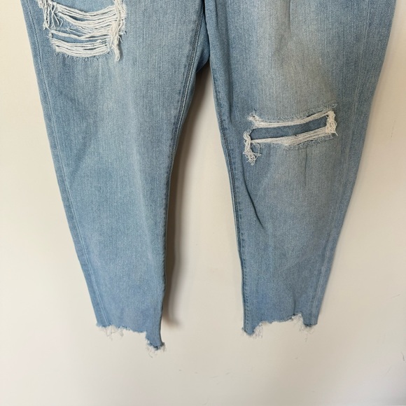 American Eagle Curvy Mom Jeans Light Wash Blue Distressed Raw Hem Ankle 6 Women - Picture 4 of 8